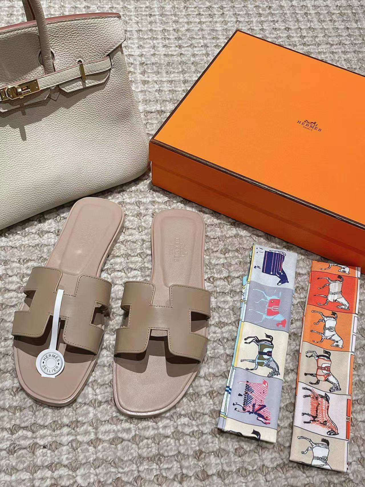 UA Hermès Oran sandal