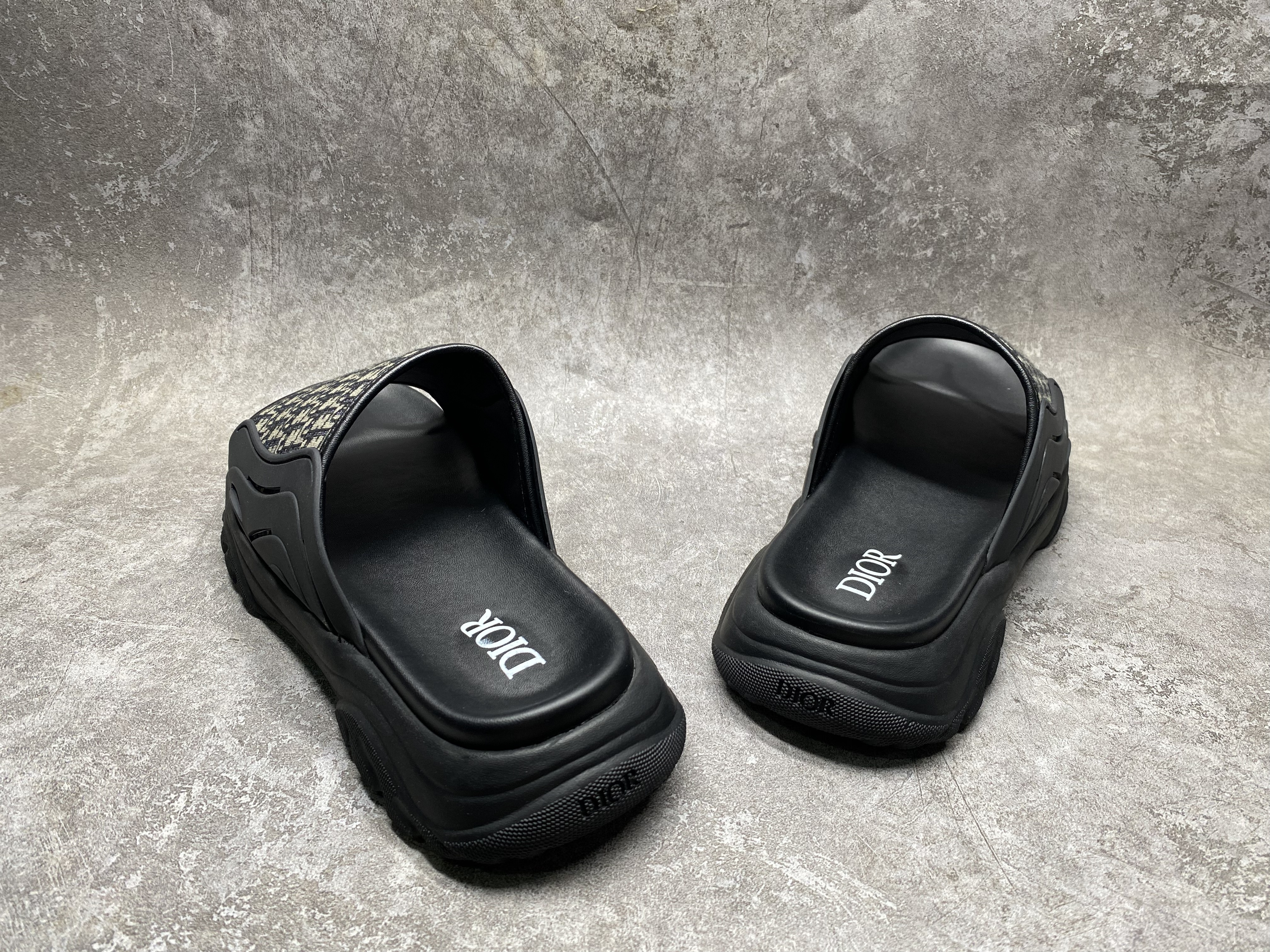ua D*or sandal