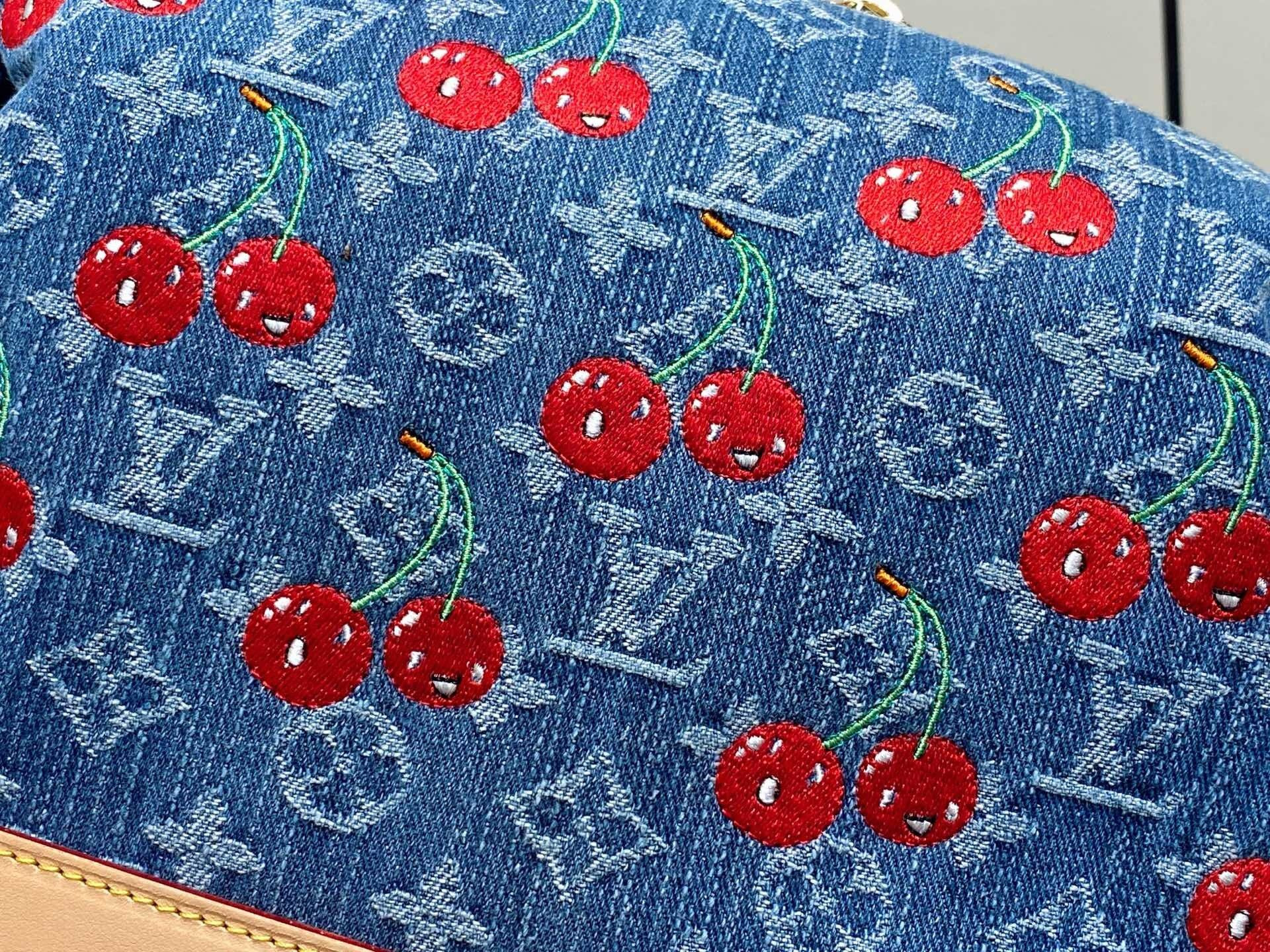 LV x TM Cosmetic Pouch GM M13893 27x18x9cm