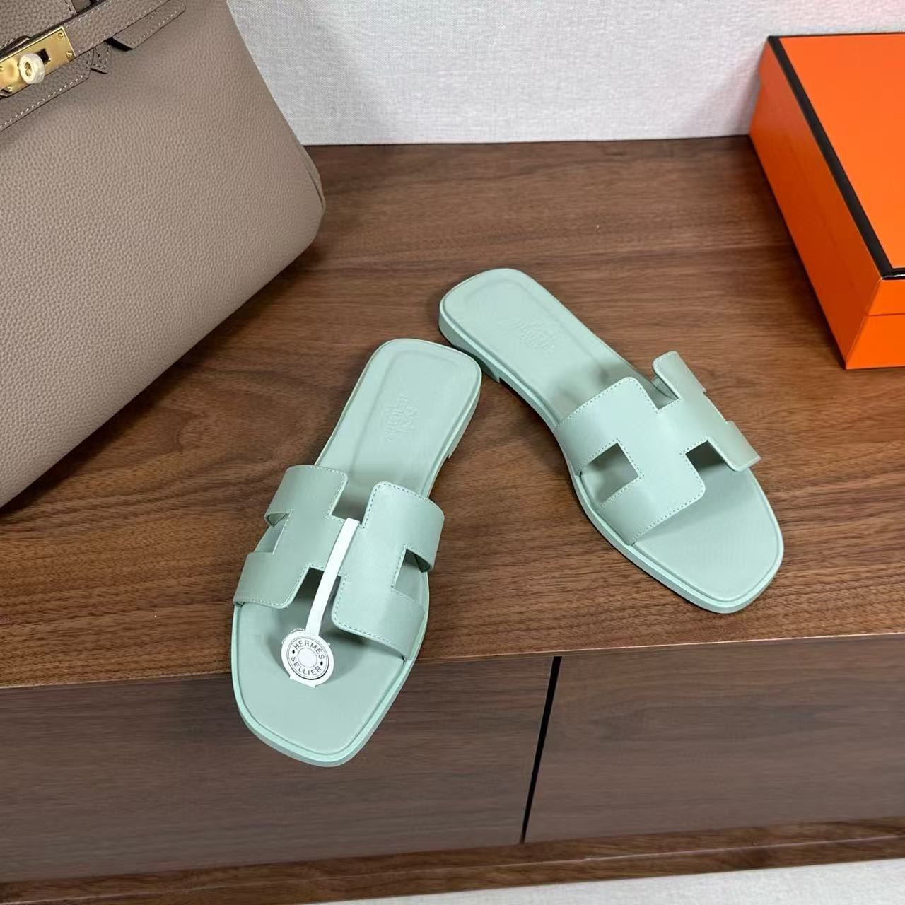UA Hermès Oran sandal