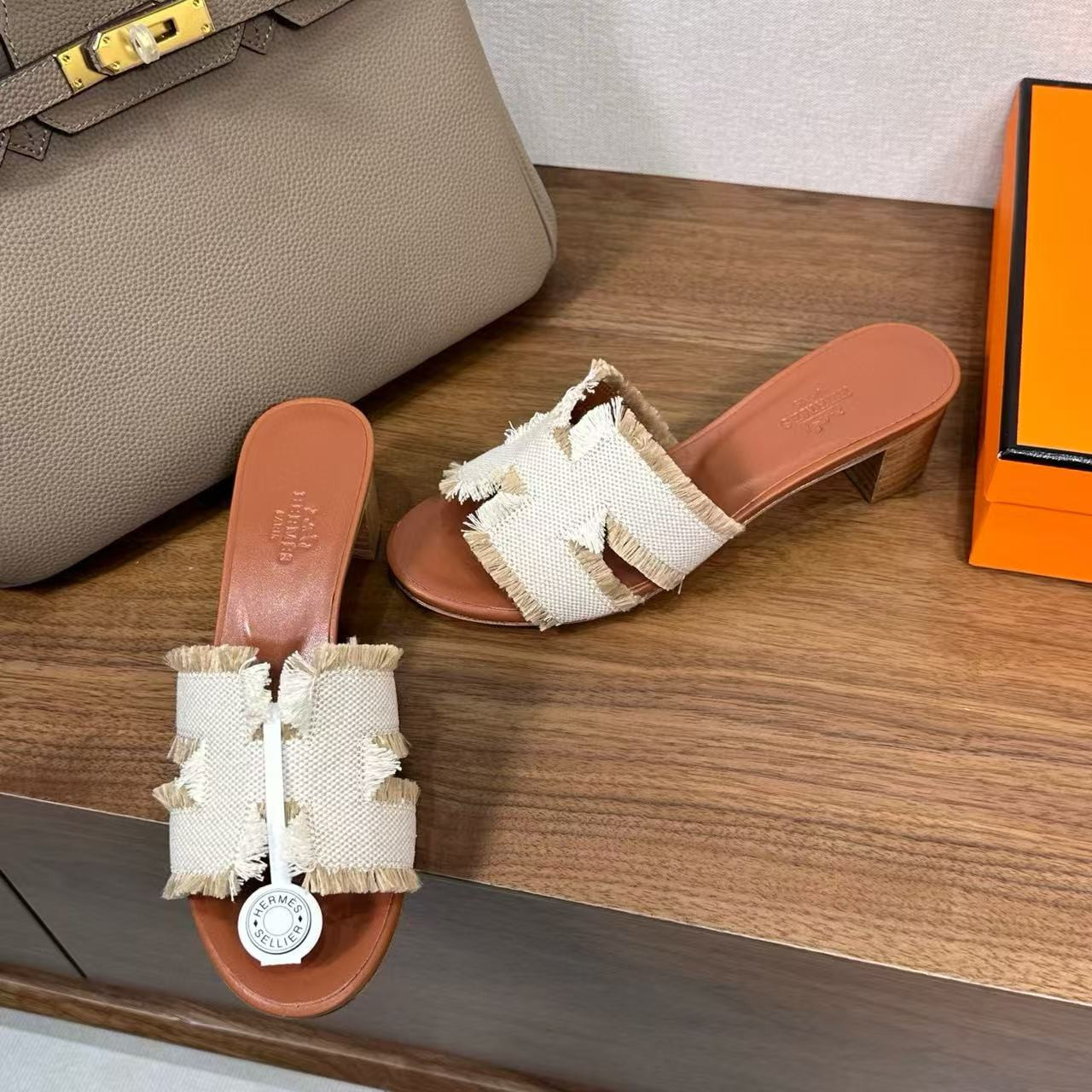 UA Hermès Oasis Sandal