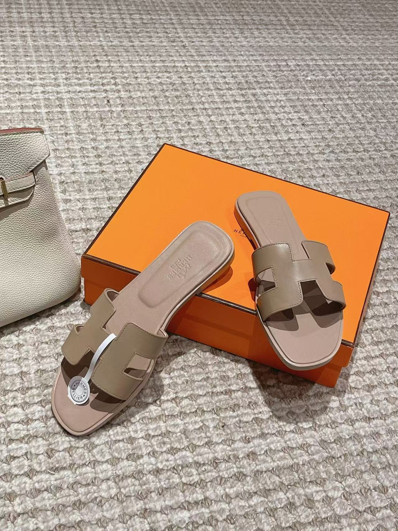 UA Hermès Oran sandal