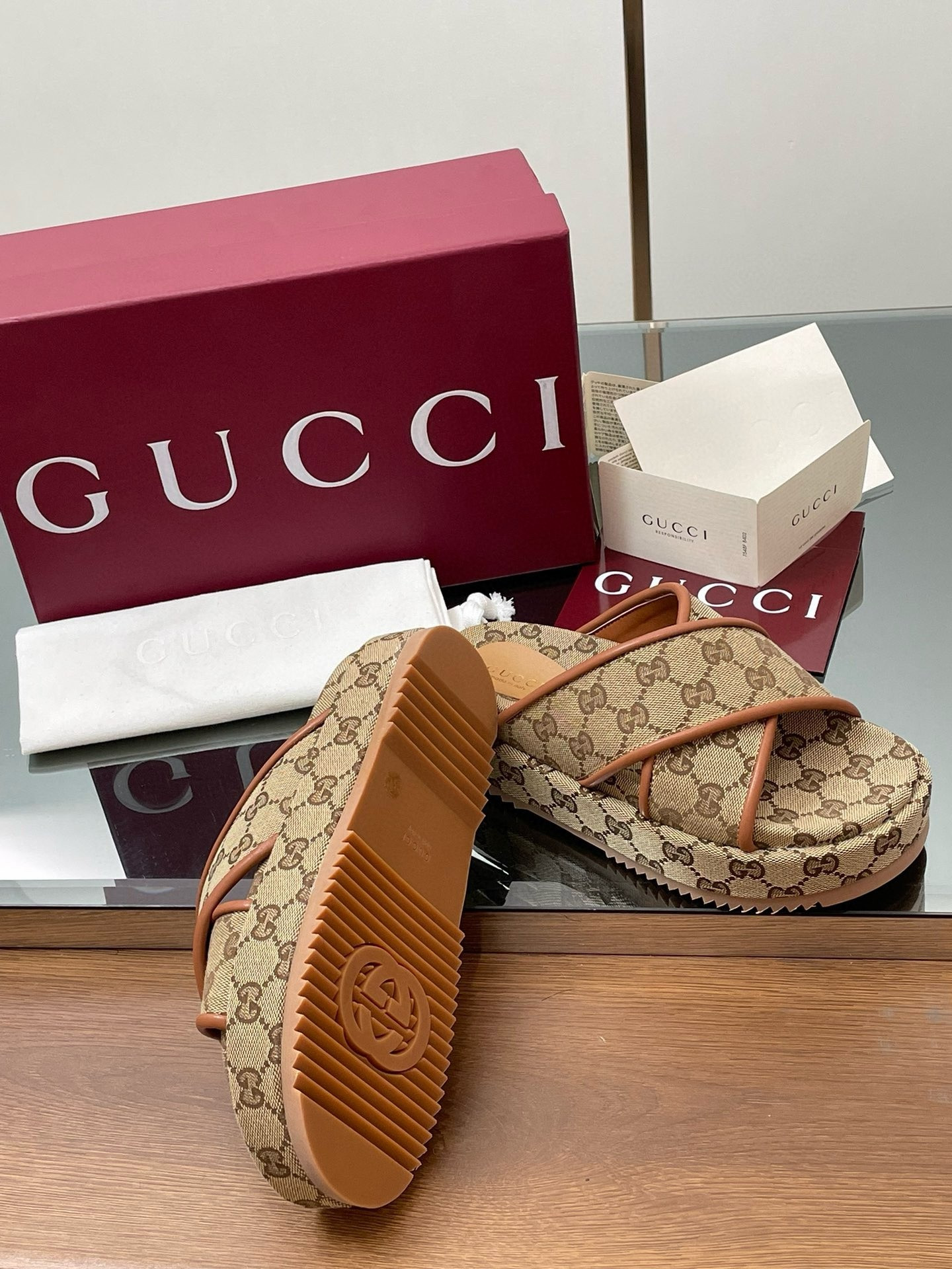 ua G*u*i criss cross slide sandals