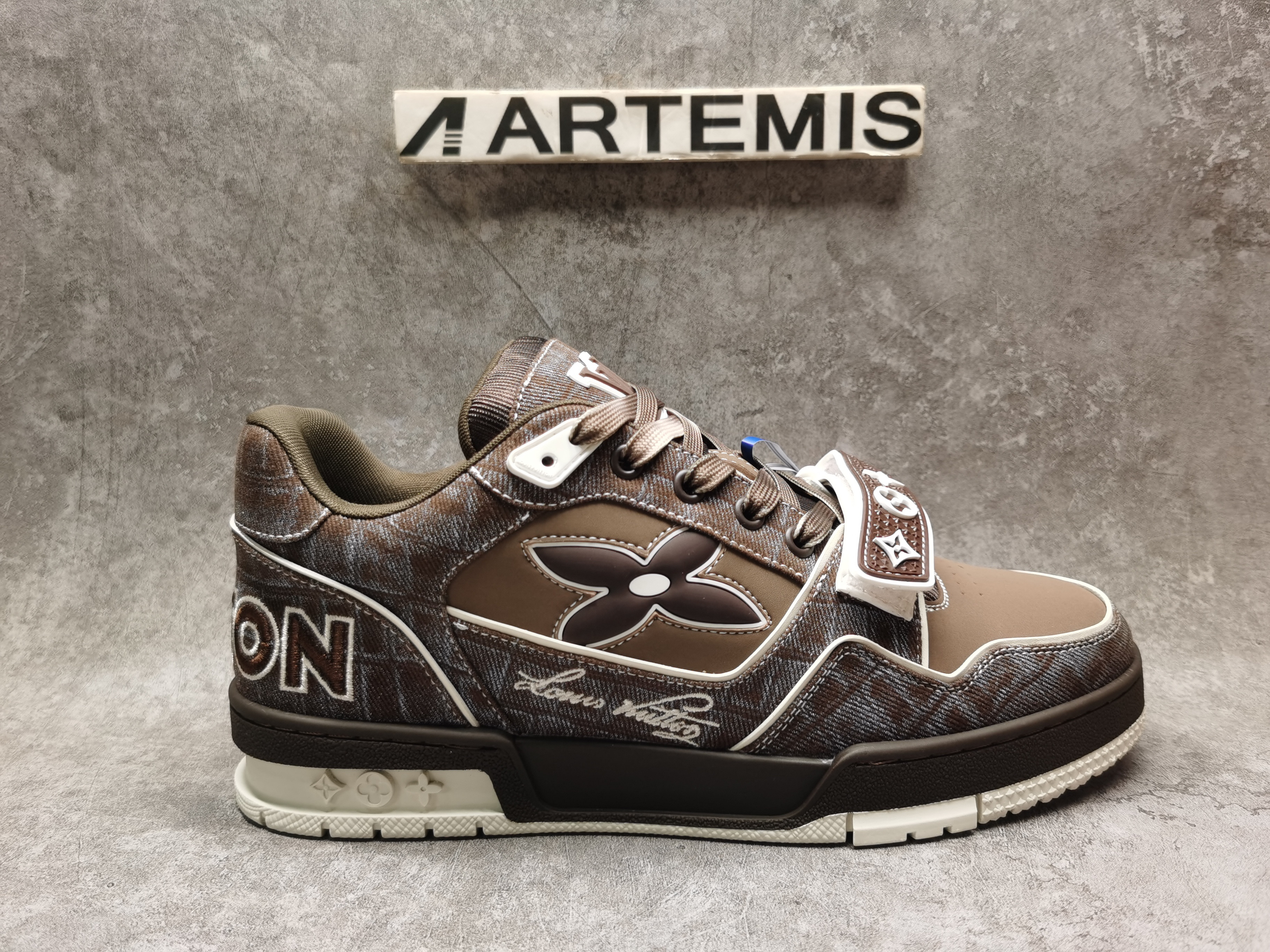 UA LV Trainer Sneaker