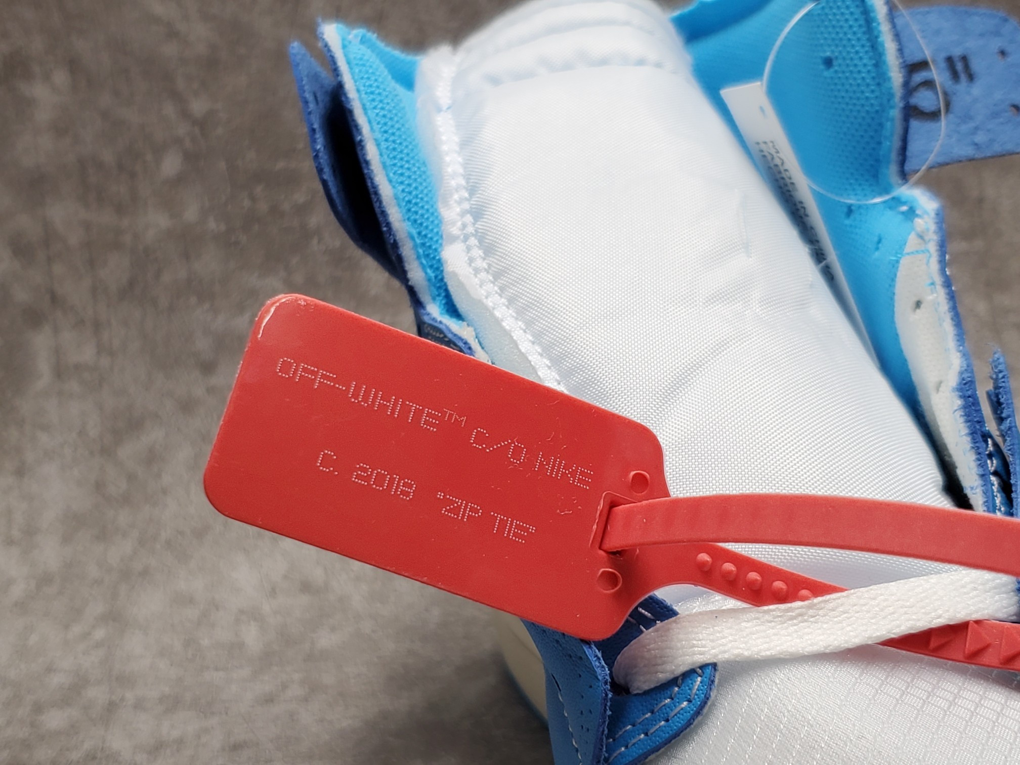 Air Jordan 1 Retro High Off-White University Blue