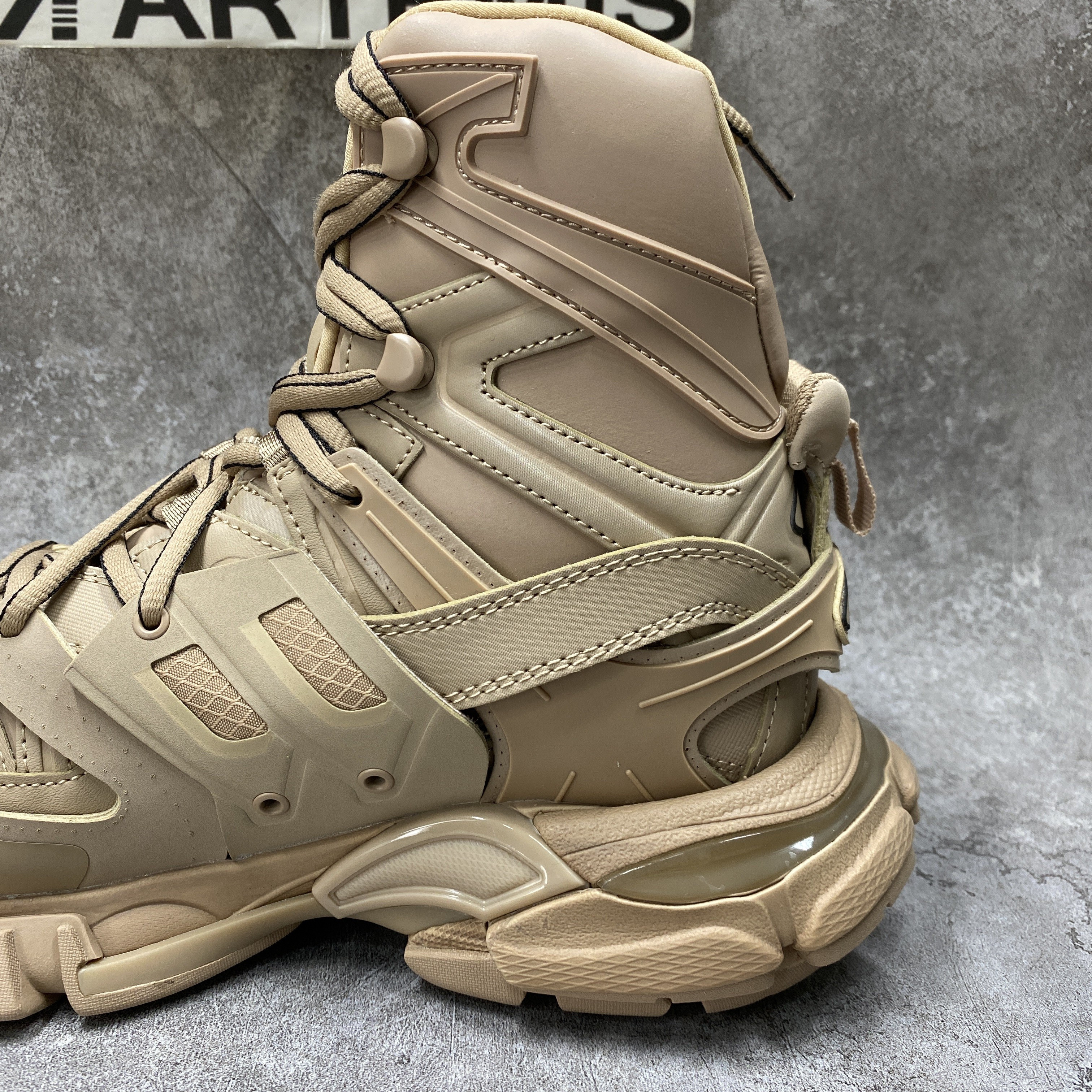 Balenciga Track Hike Beige