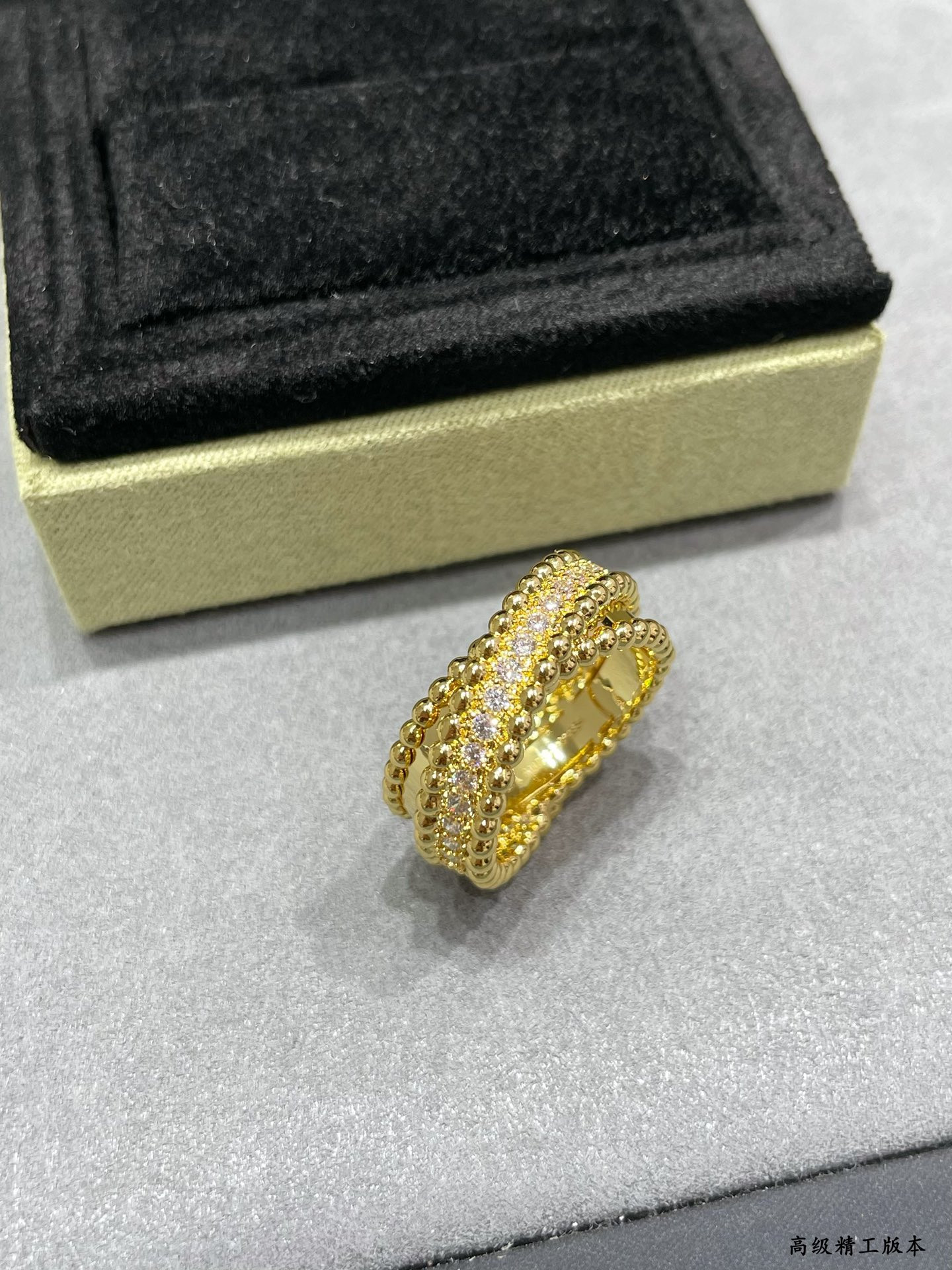 V*N CL*F & arpels double hoop ring