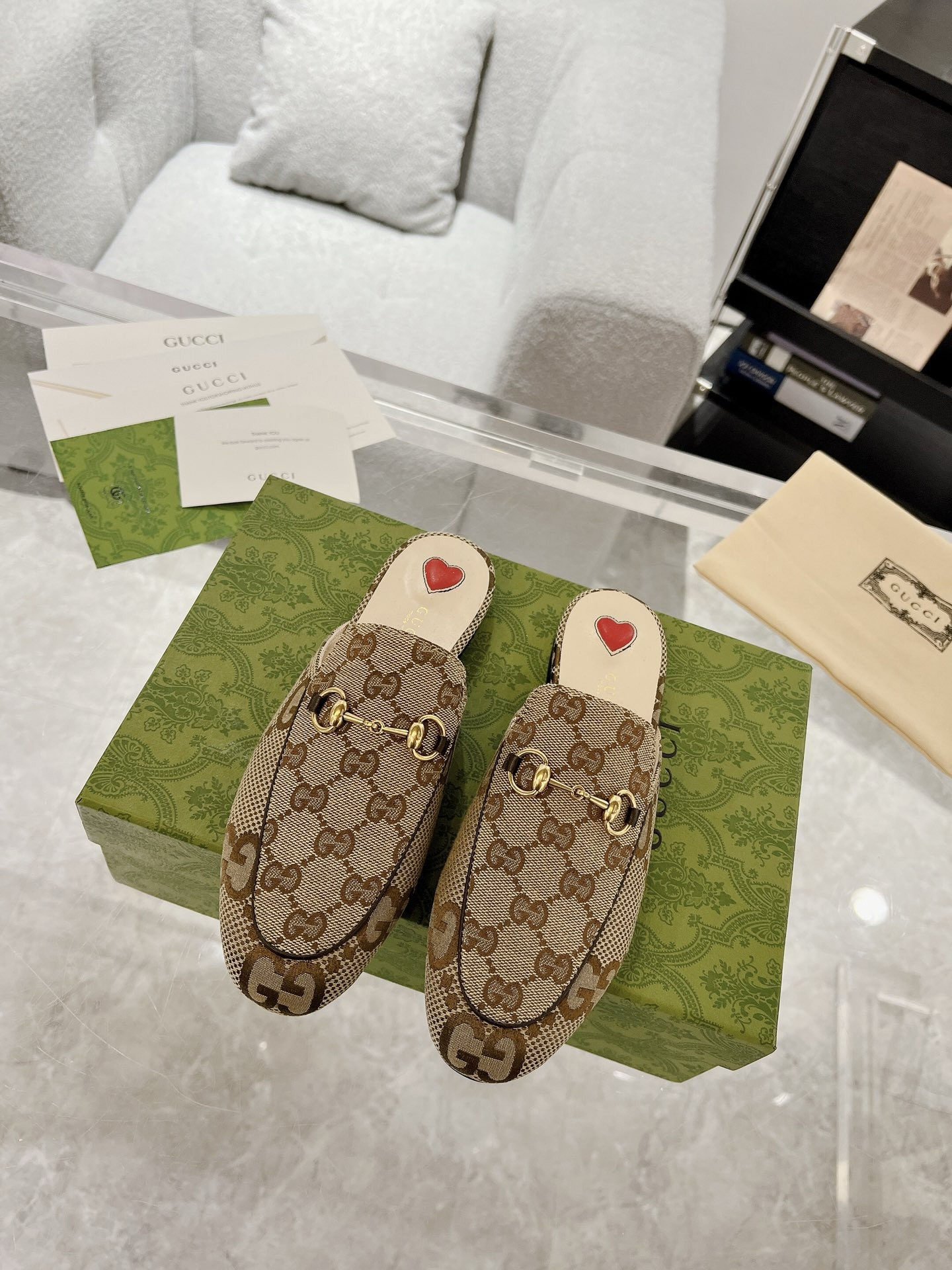 ua G*u*i princetown slipper