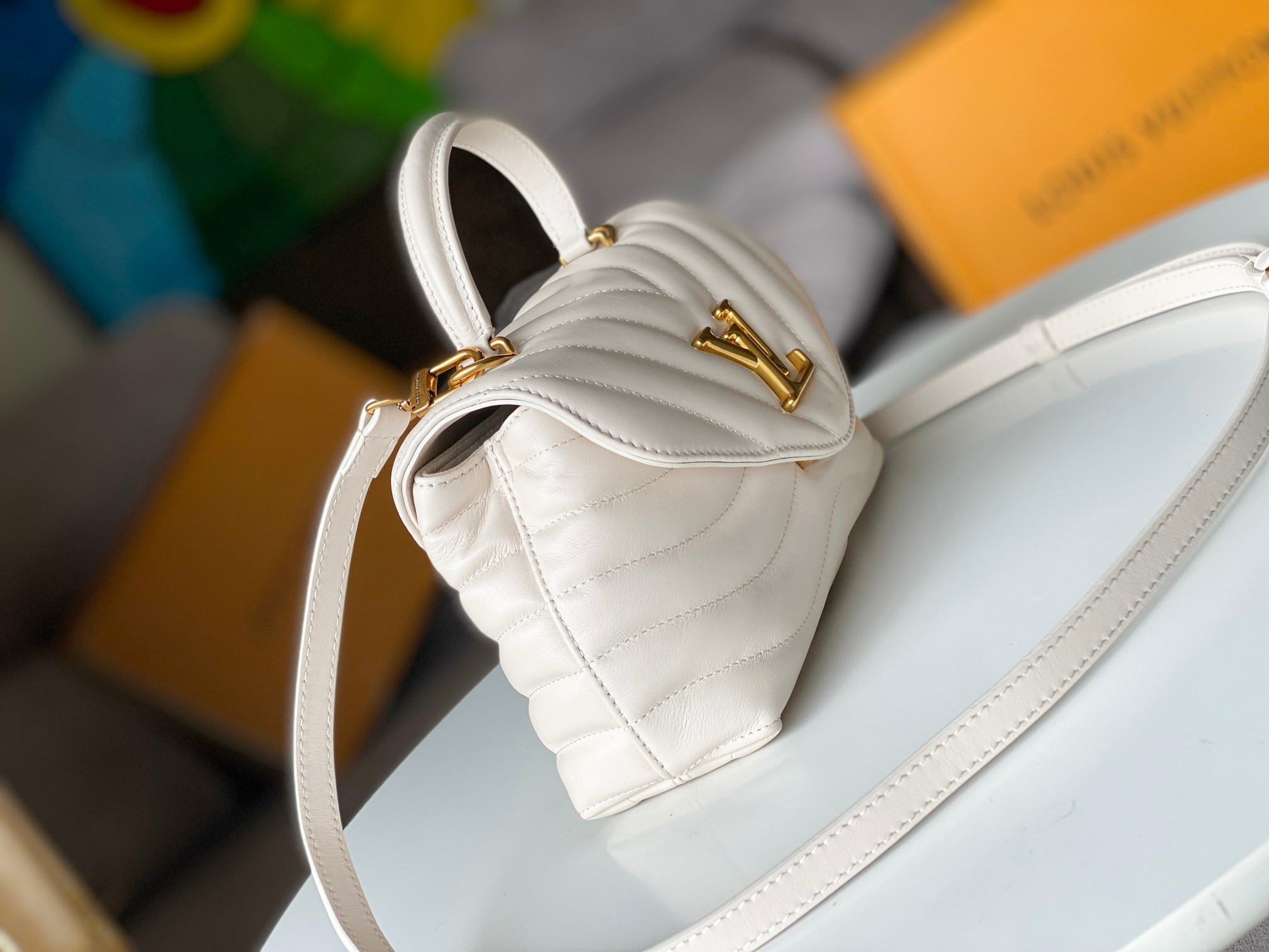 LV Hold Me M21797 23x15x10cm