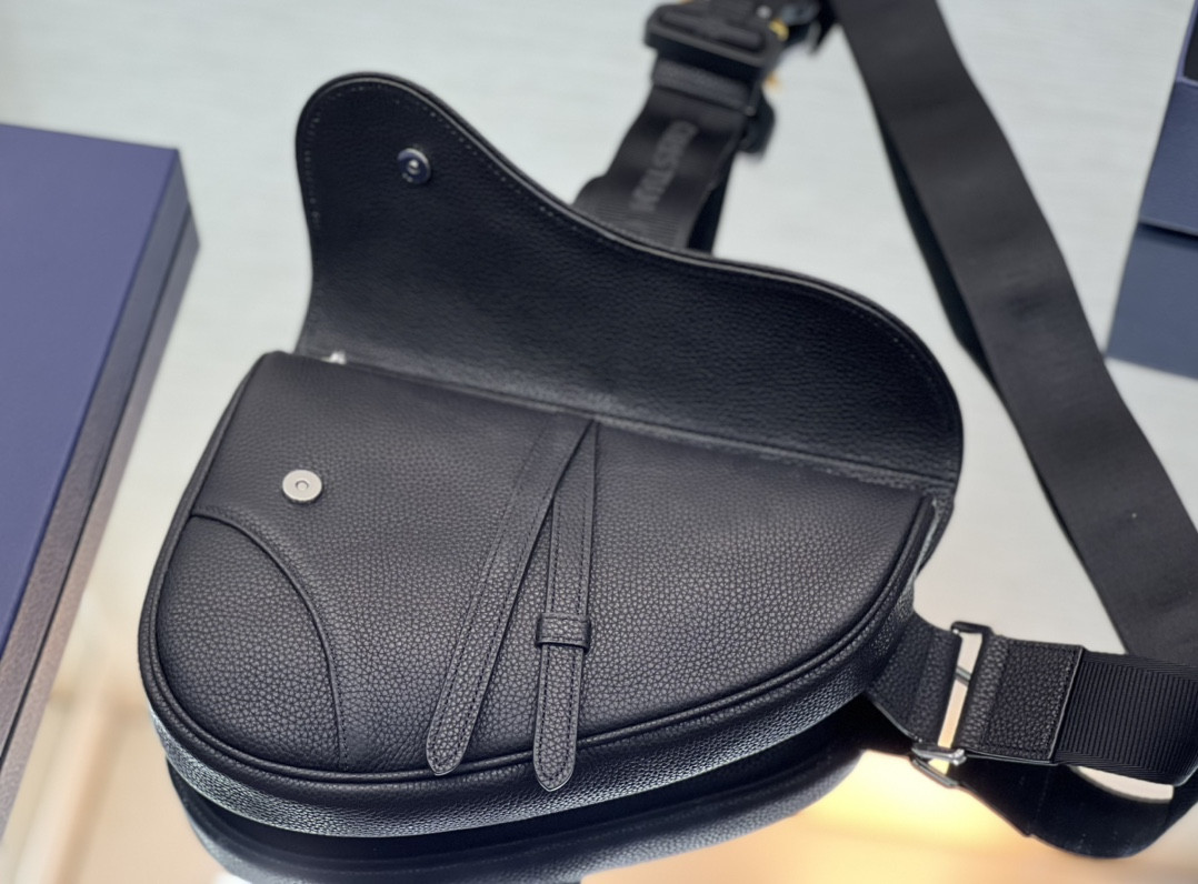 D*or saddle bag black grained calfskin 26 x 19 x 4.5 cm
