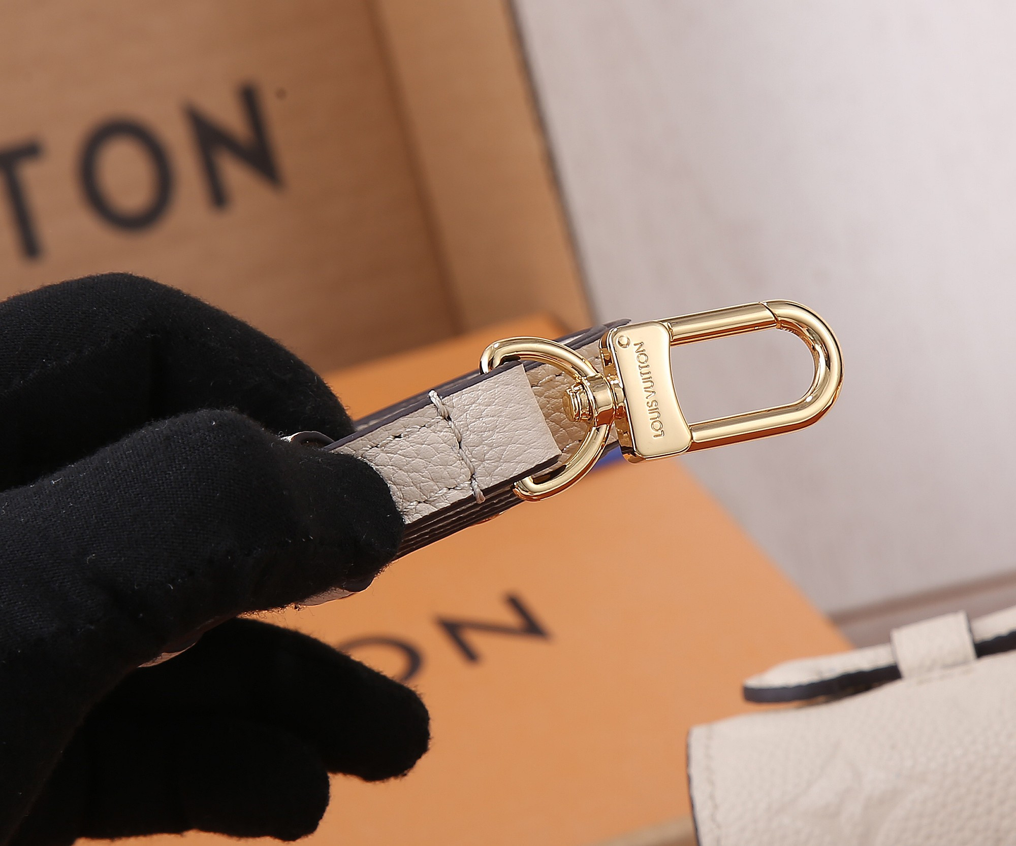 LV Pochette Métis East West M22942 21.5 x 13.5 x 6 cm