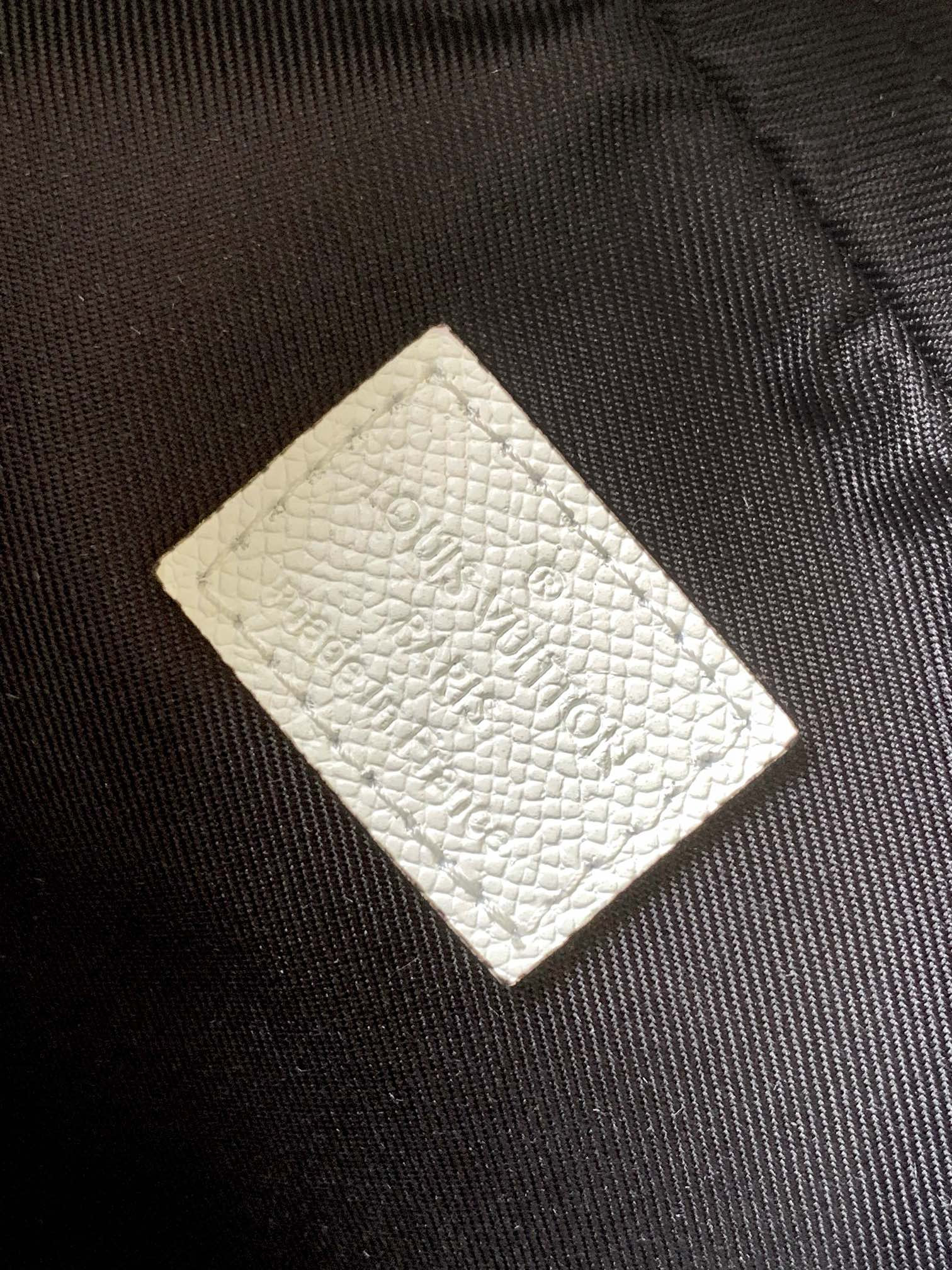 LV M31069 Alpha Messenger 9.4 x 6.3 x 3.1 inches