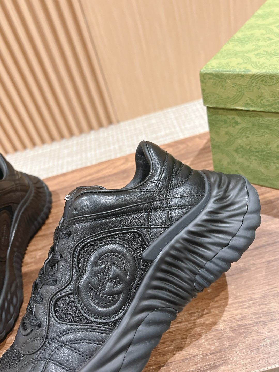 ua G*u*i ripple sneaker