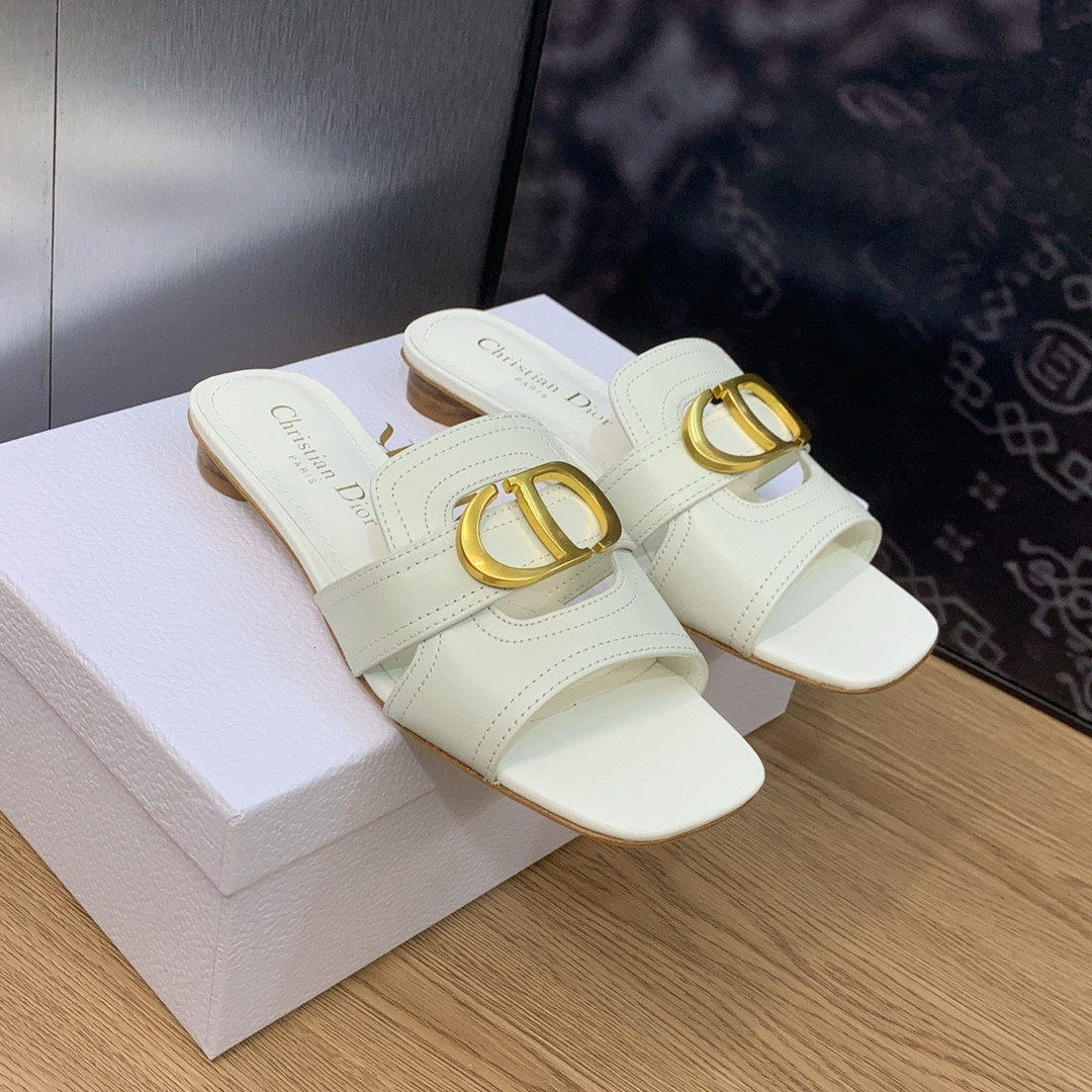 ua D*or 30 montaigne slide