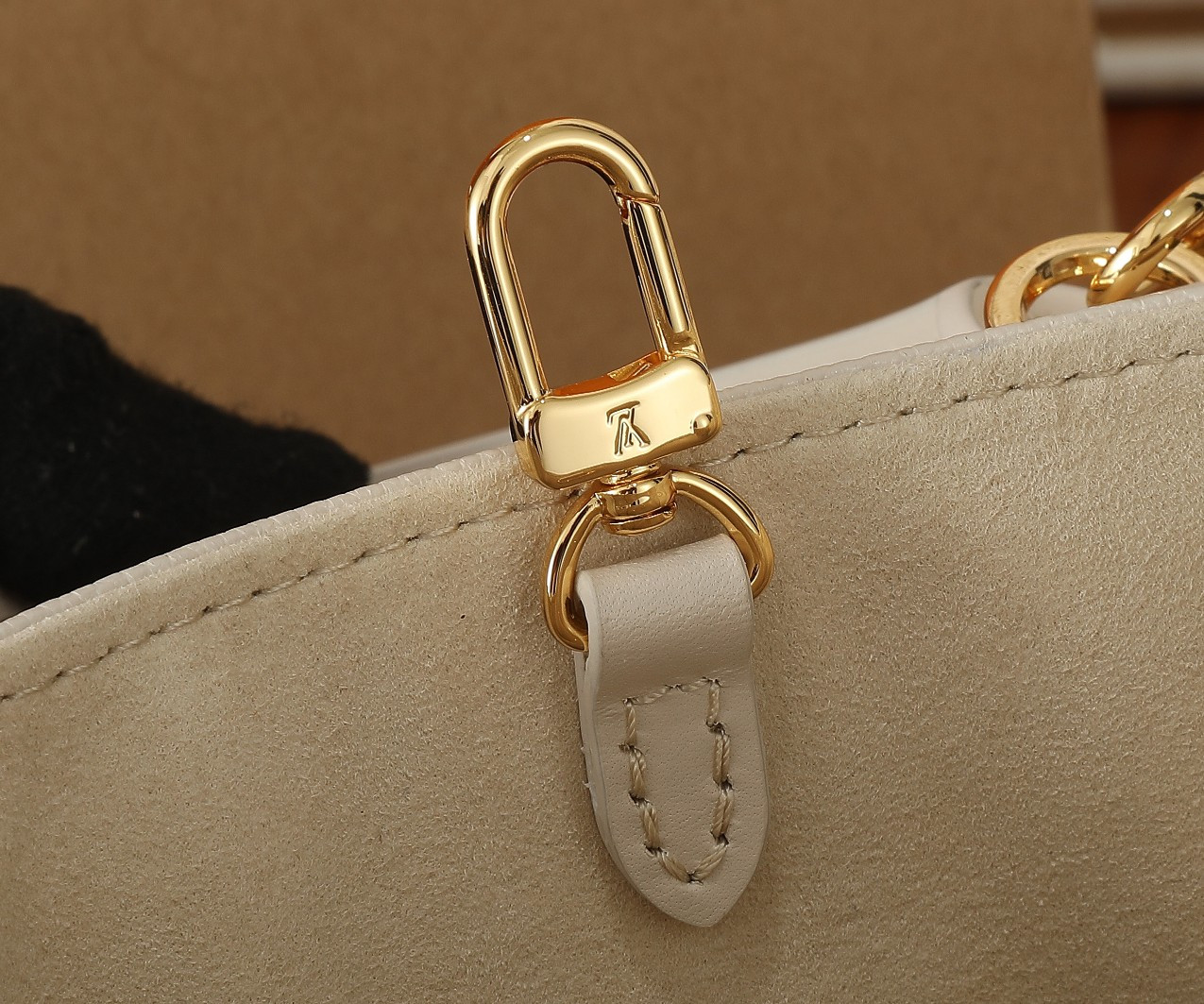 LV OnTheGo BB M47115 7.1 x 5.9 x 3.3 in