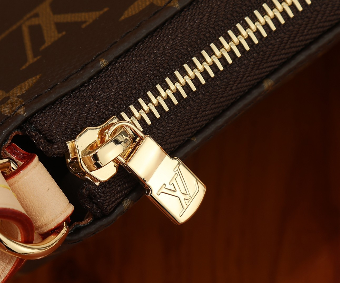 LV Pochette Tirette M12859  8.7 x 4.7 x 2.2 in