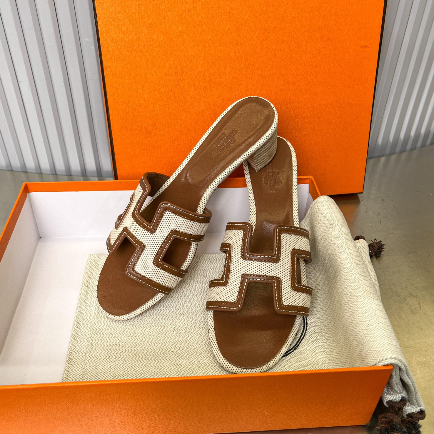 UA Hermès Oasis sandal
