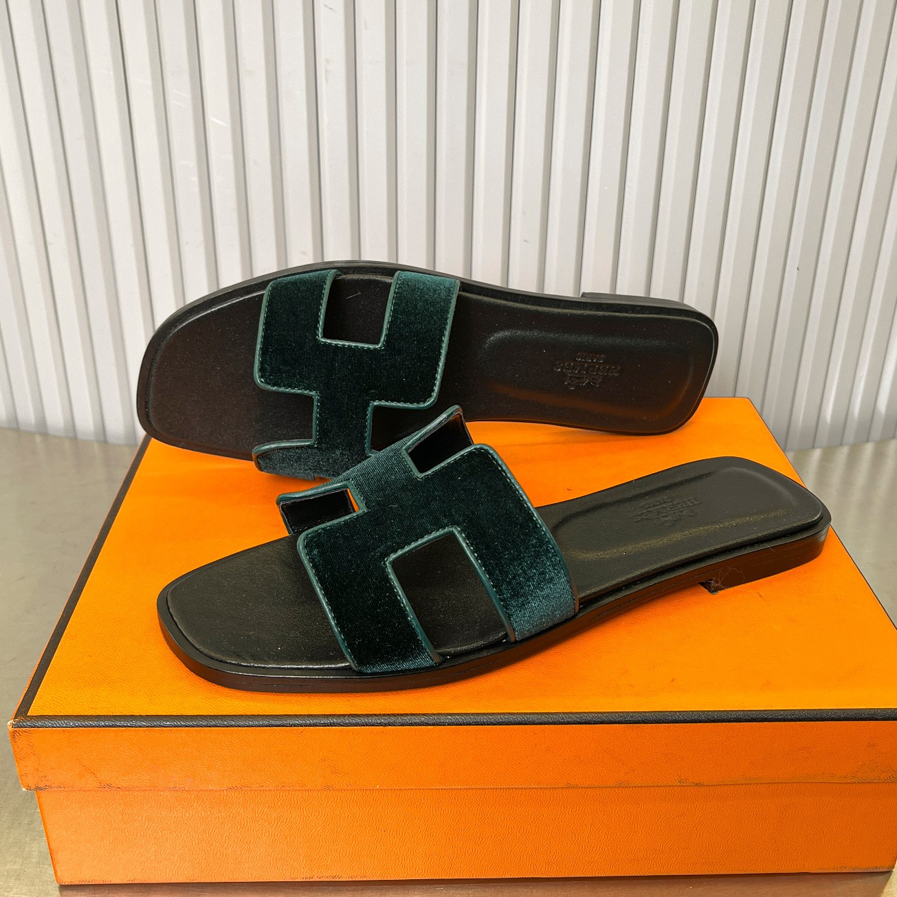 UA Hermès Oran sandal