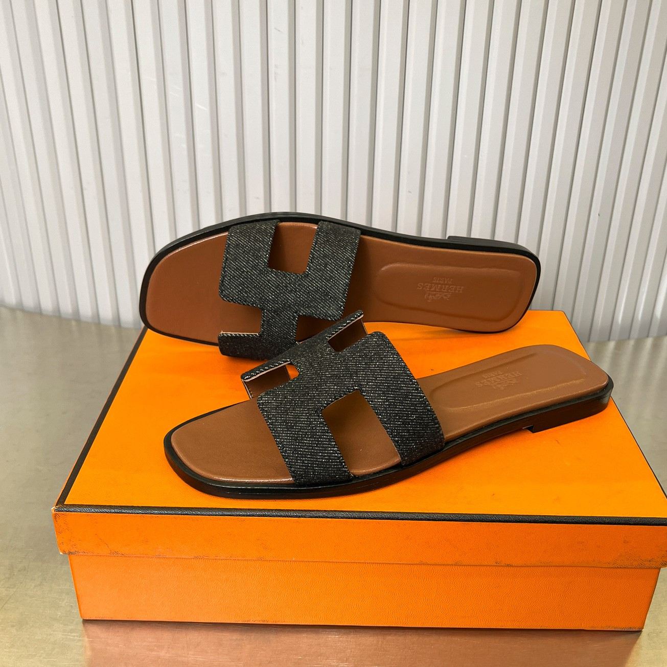 UA Hermès Oran sandal