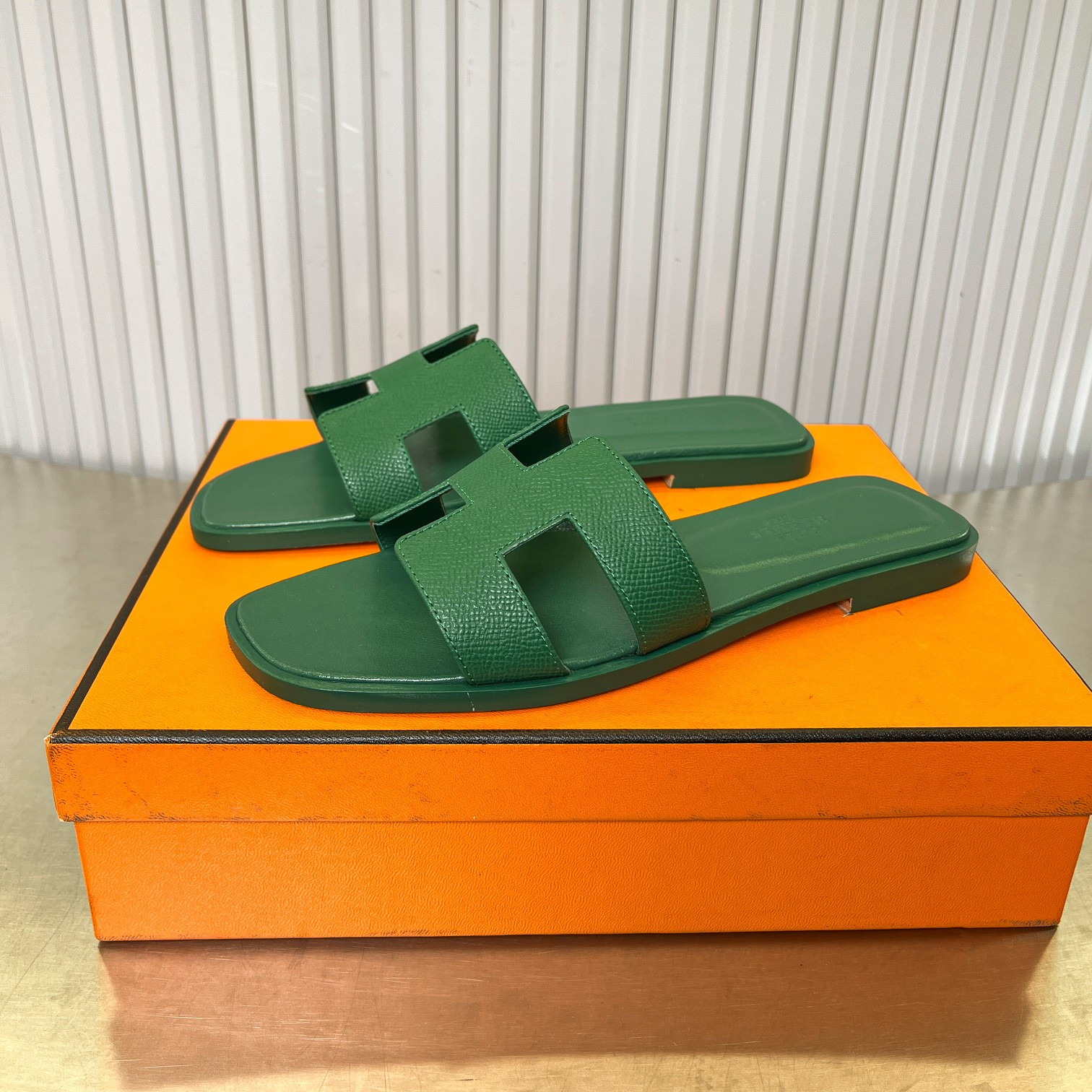 UA Hermès Oran sandal
