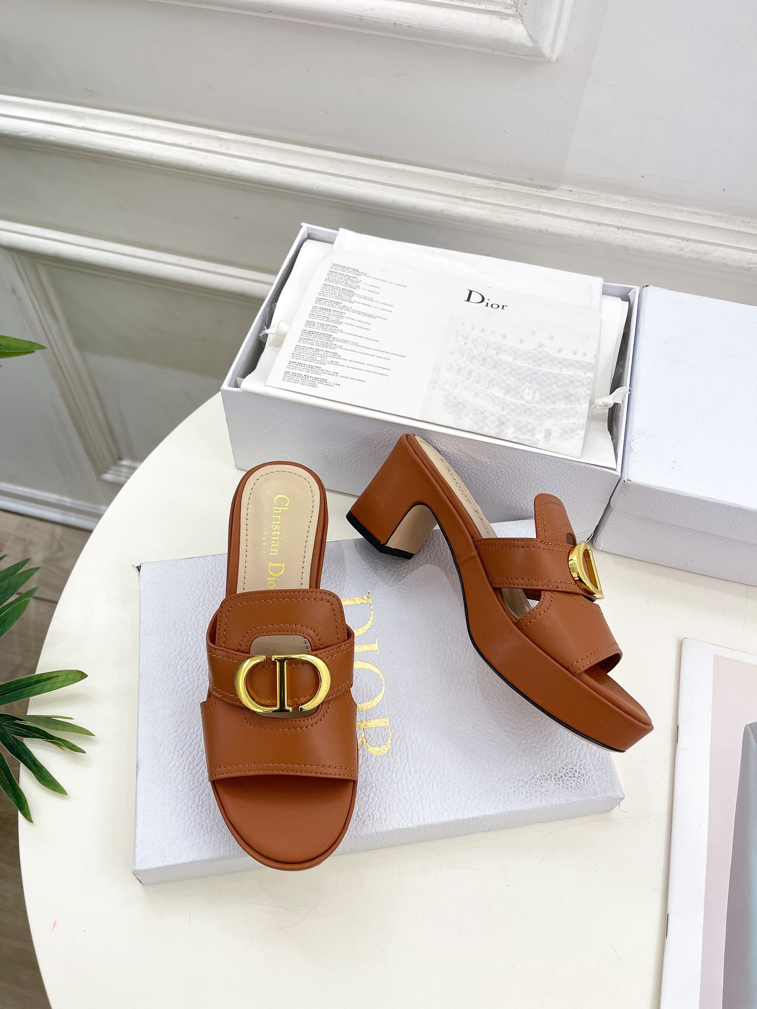 ua D*or 30 montaigne platform slide