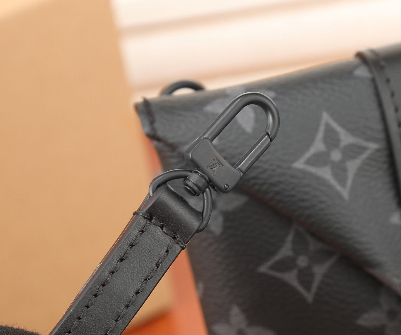 LV Envelope Pouch M11613 12.5x18x8.5CM