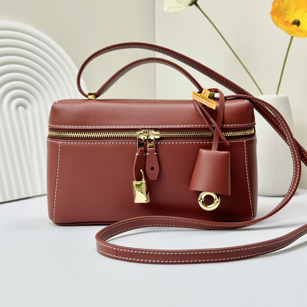 L**o p*ana extra pocket l19 smooth calfskin 11 x 19 x 6.5 cm