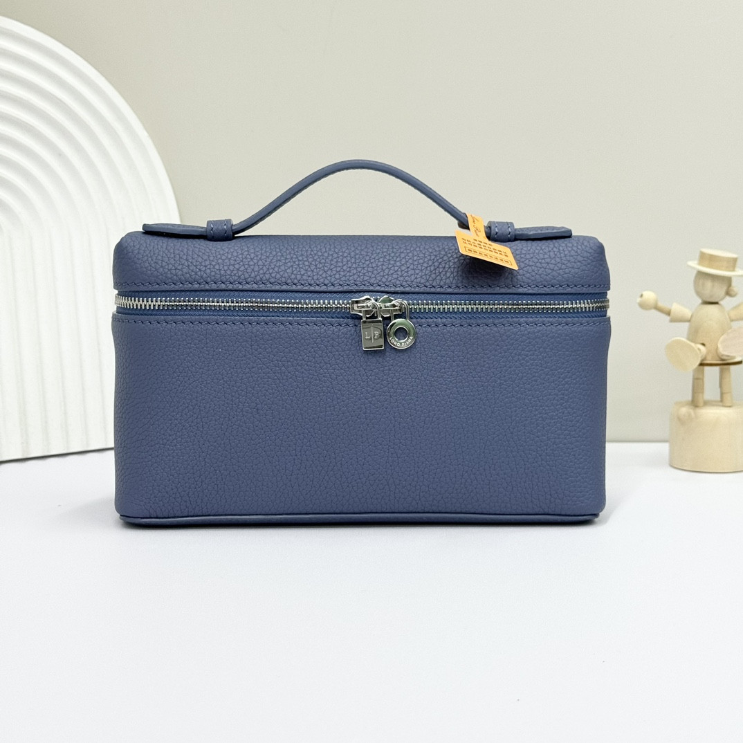 L**o p*ana extra pocket l19 grained calfskin 11 x 19 x 6.5 cm