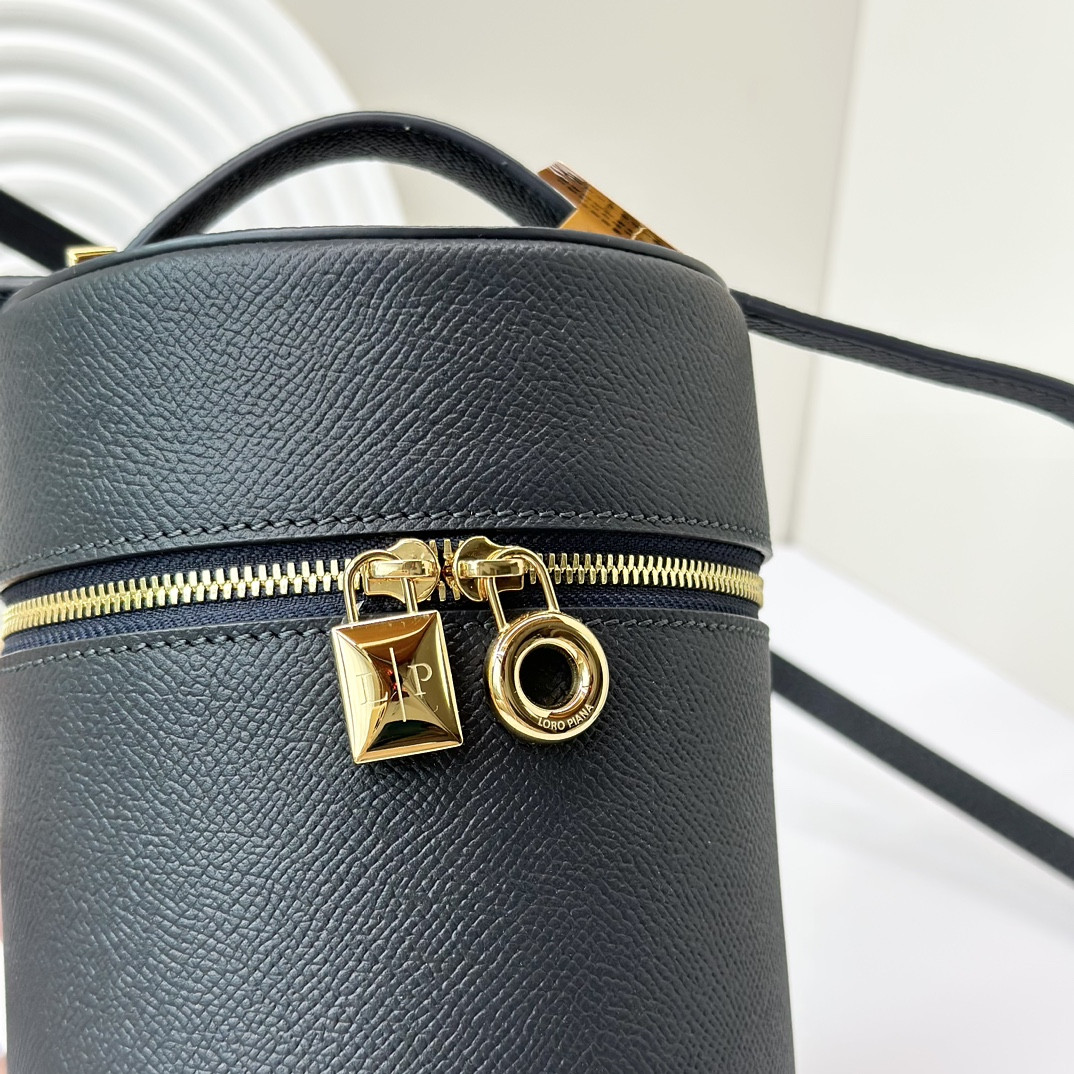 L**o p*ana extra case textured calfskin 12 x16 x12cm