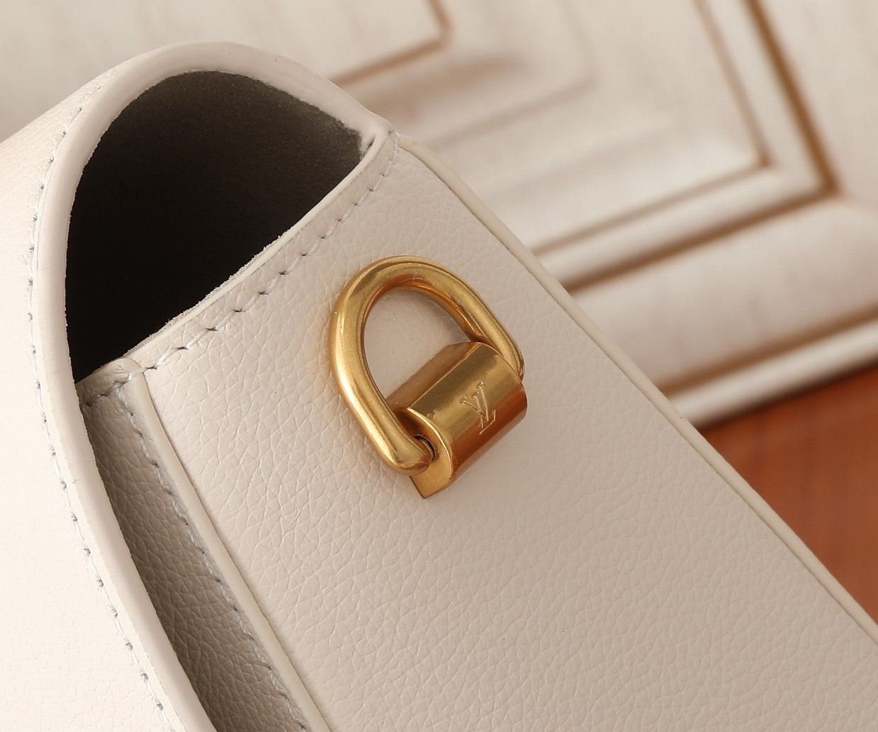 LV Soft Twist M25359 10.6 x 7.5 x 3.5 inches