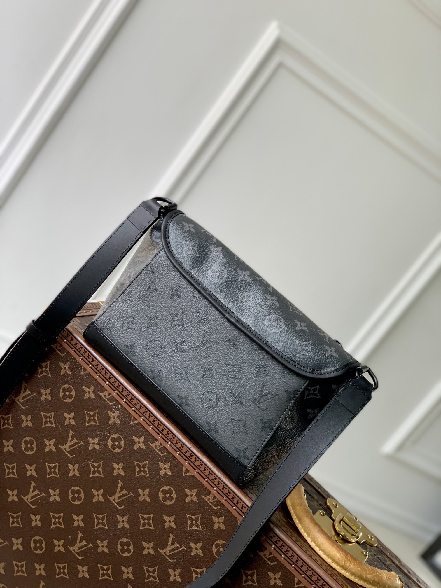 LV Pulse Messenger M12681 17 x 11 x 26.6 cm