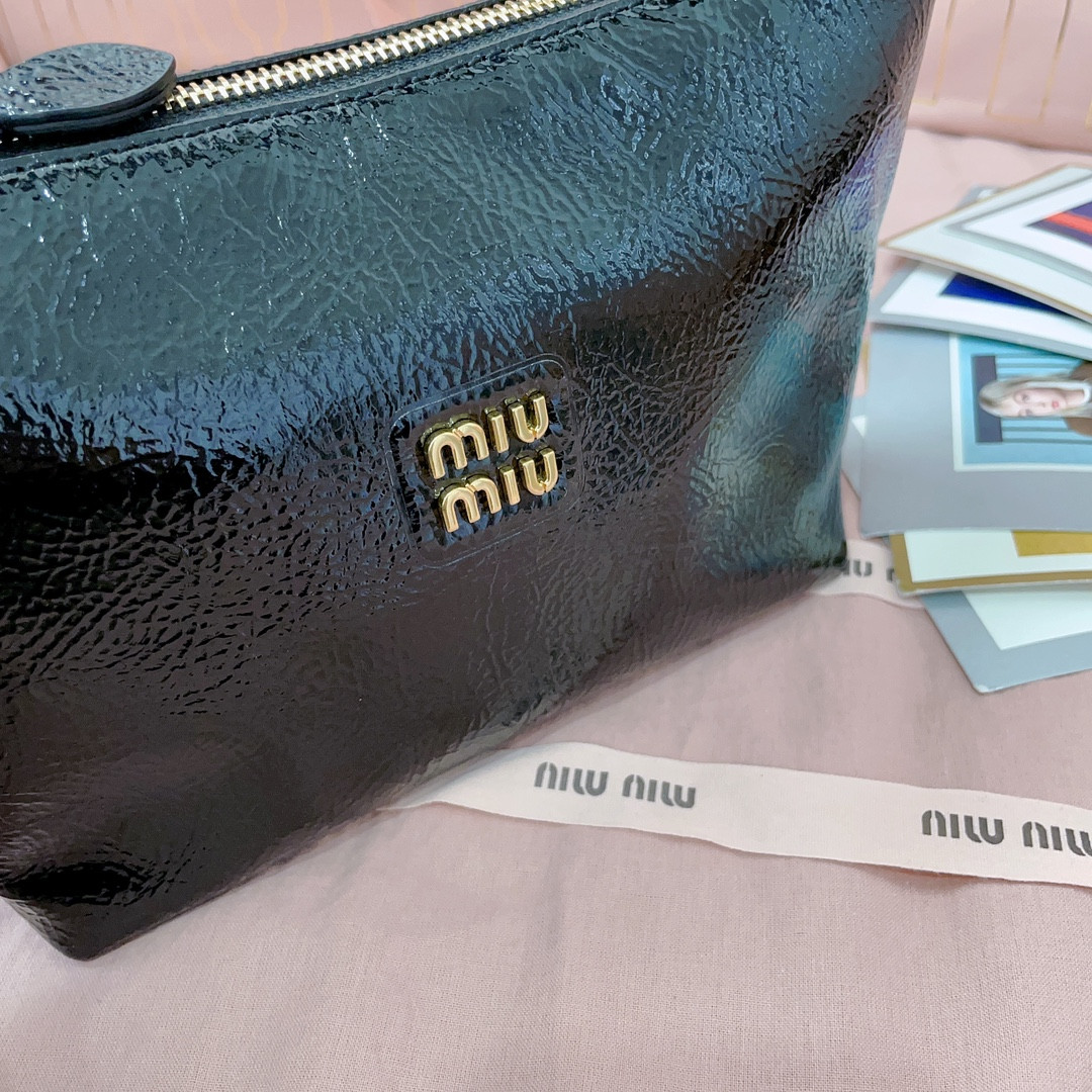 MIU MIU Naplak patent leather pouch 14x18.5x10cm