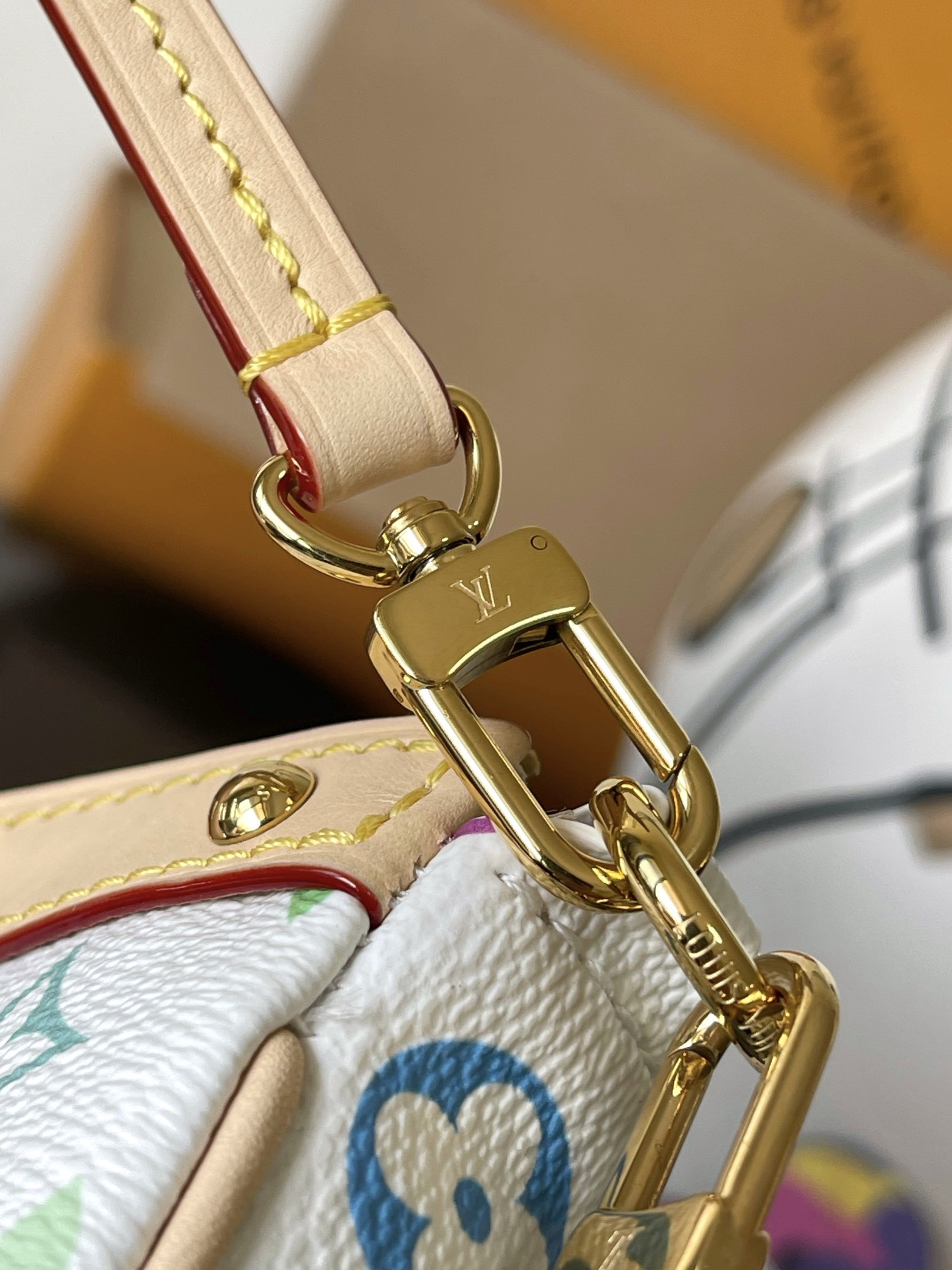 LV Pochette Accessoires M13404 22x13x4cm