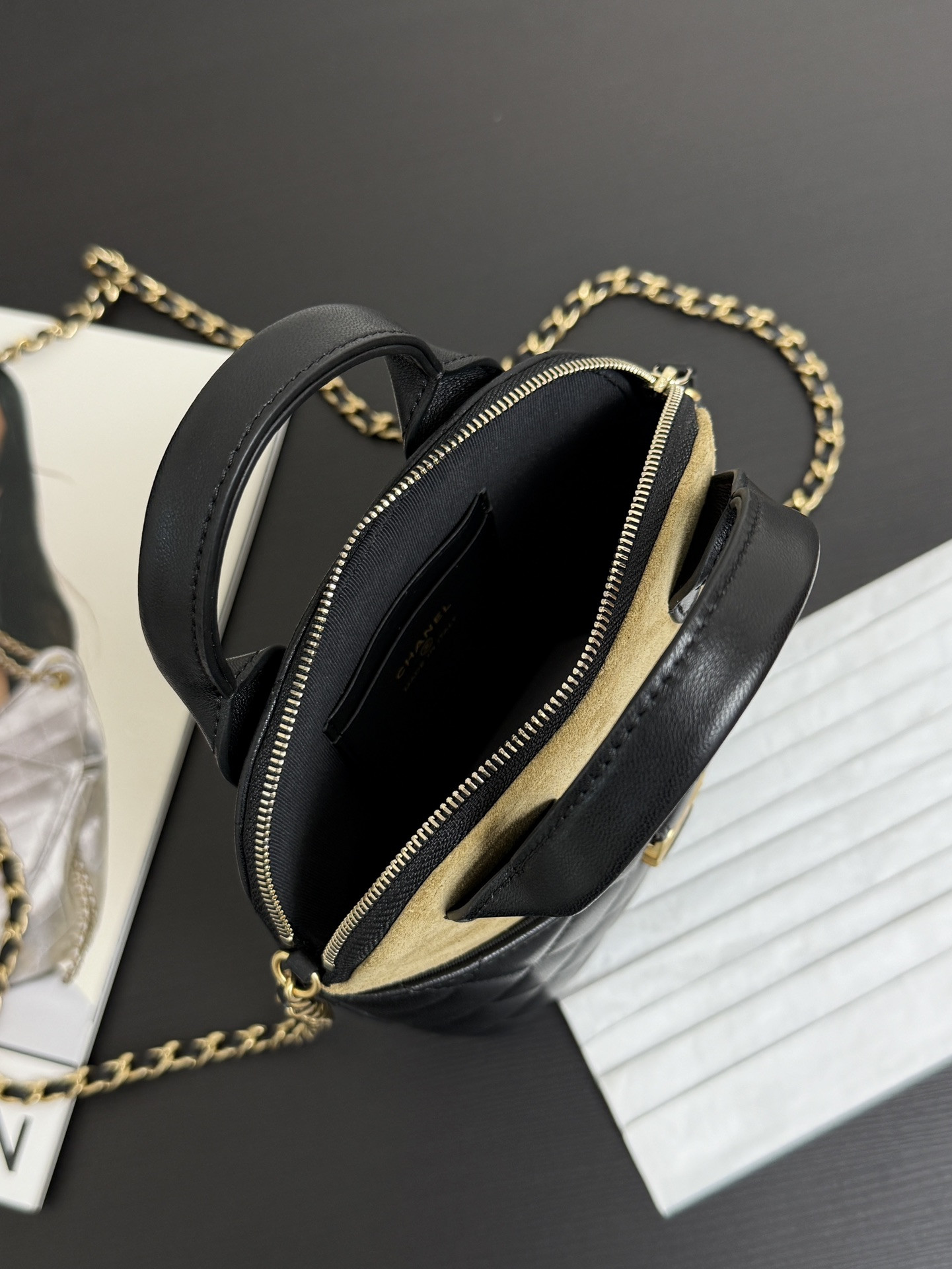 Ch*el clutch with chain ap4742 18x17x6cm