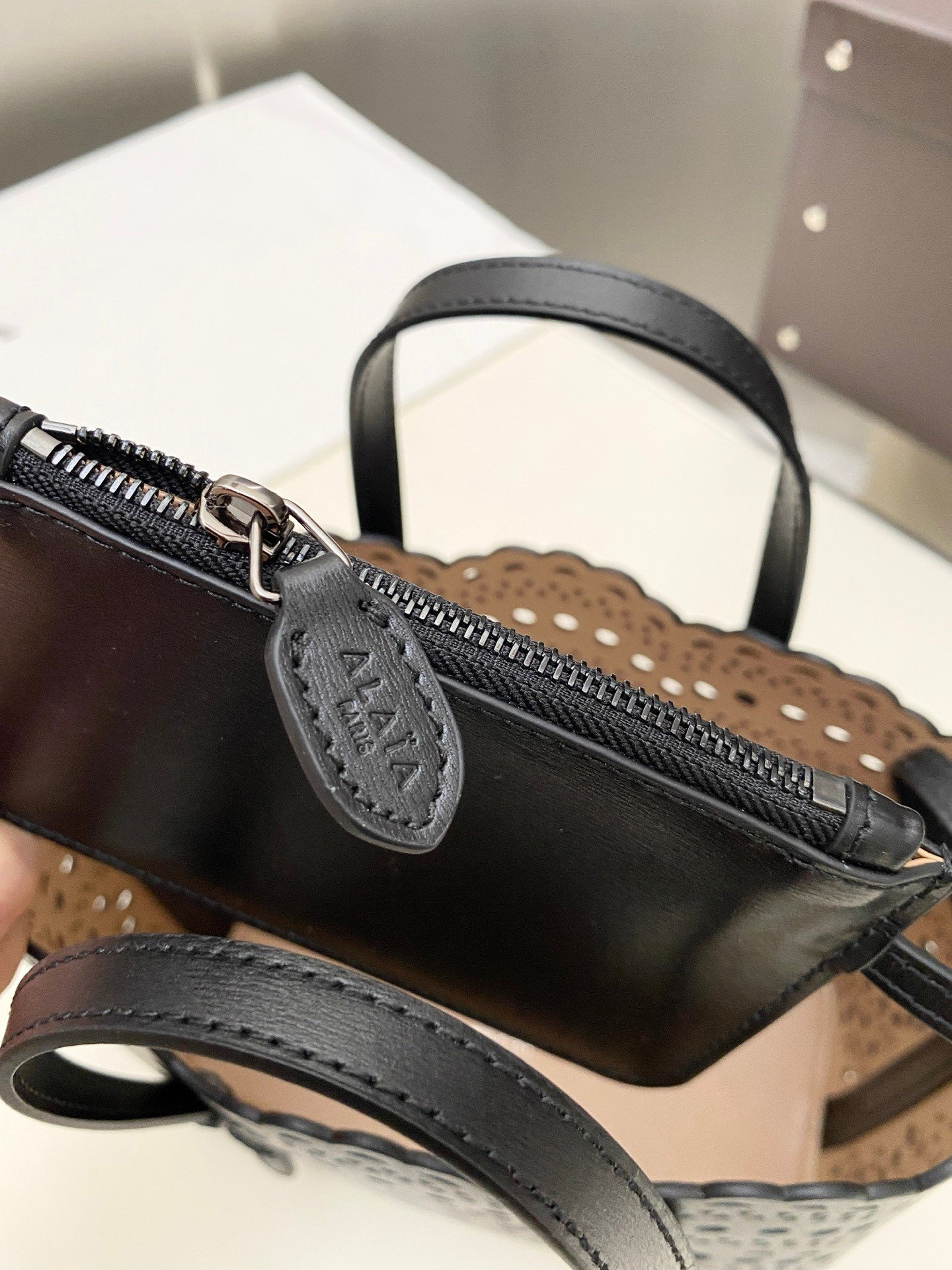 ALAÏA Mina 20 bag 20x17x10cm