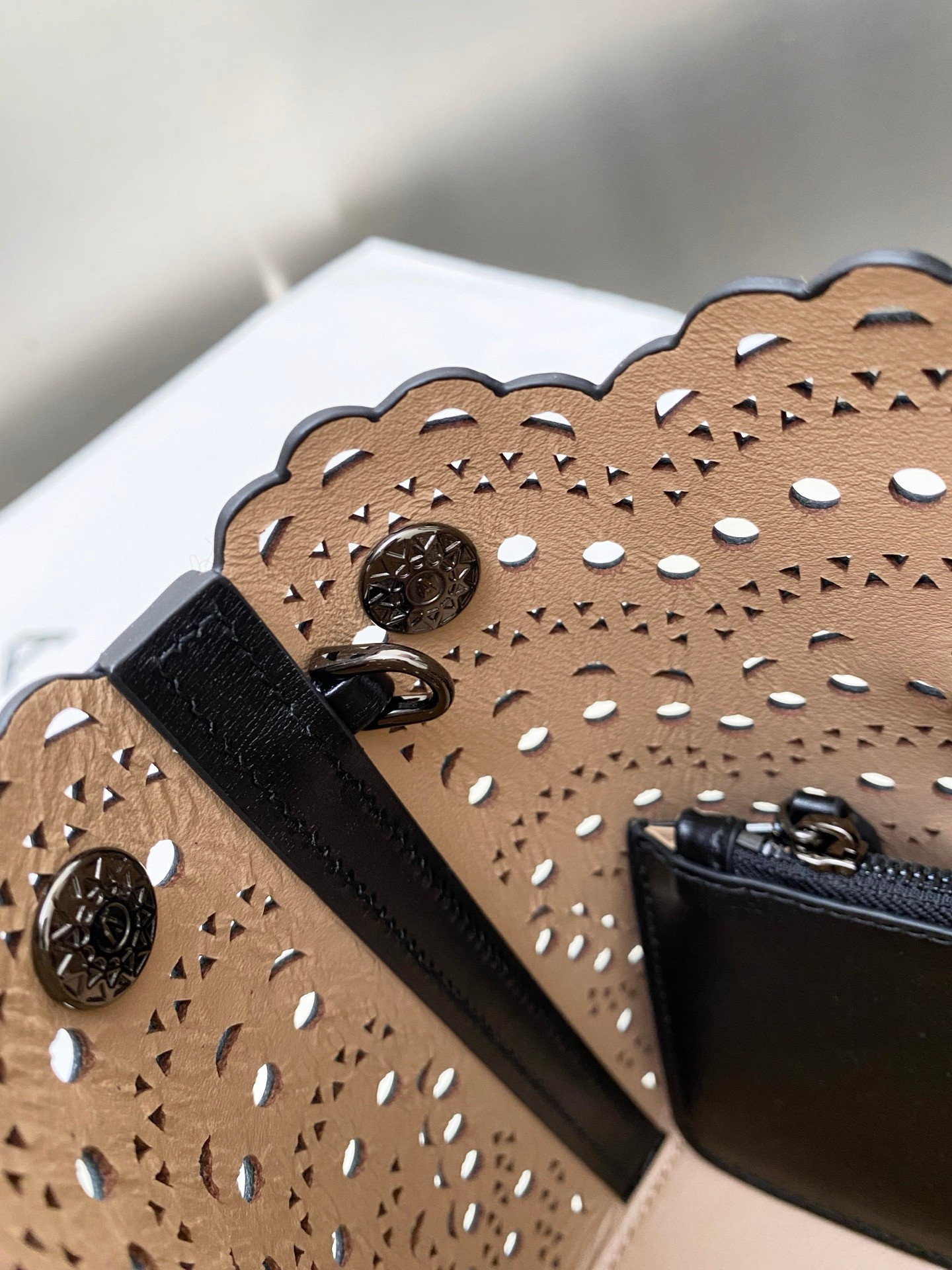 ALAÏA Mina 20 bag 20x17x10cm